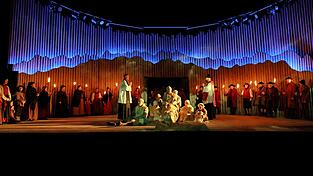 Die Kulisse mit aufwendigen Lichteffekten untermalt die Visionen und inneren Kämpfe des Waldpropheten.