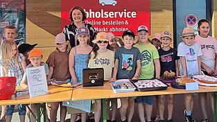 Beim Kuchenverkauf wurde die Klasse 2c von ihrer Klassenlehrerin Yvonne Klaus unterst&uuml;tzt.