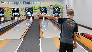 Auf den neuen Bahnen in der Kegelhalle wird bereits flei&szlig;ig trainiert. Die Bedingungen sind praktisch professionell.