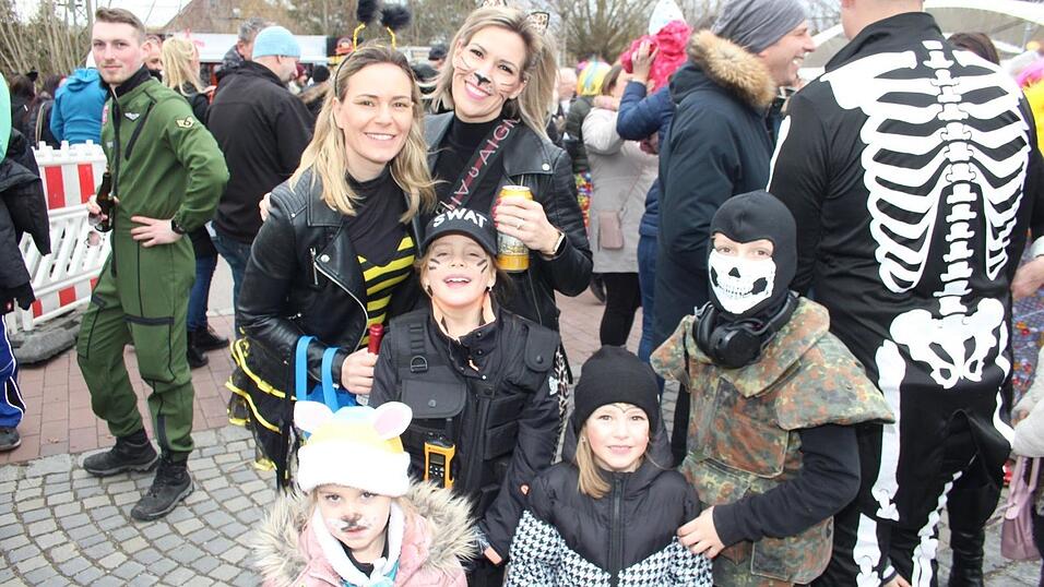 Viele Faschings-Fans haben sich am Samstag den Umzug in Langenbach angesehen. Viele Faschings-Fans haben sich am Samstag den Umzug in Langenbach angesehen.