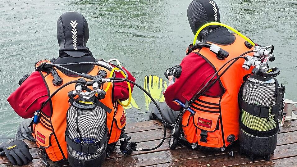 Zwei Taucher machen nach den anstrengenden Übungen Pause.