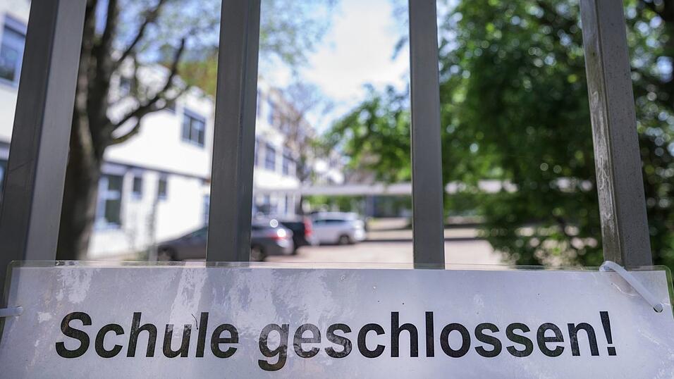 Im Frühjahr 2020 wurden erstmals Schulenschließungen zur Eindämmung der Corona-Pandemie angeordnet. Im Frühjahr 2020 wurden erstmals Schulenschließungen zur Eindämmung der Corona-Pandemie angeordnet.