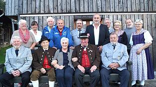 Nach dem Motto „so jung kema nimma zam“ wurde ein Foto mit den Vereinsdelegationen sowie dem Bürgermeister und den Pfarreivertreterinnen auf der „Gredbank“ geschossen. Nach dem Motto „so jung kema nimma zam“ wurde ein Foto mit den Vereinsdelegationen sowie dem Bürgermeister und den Pfarreivertreterinnen auf der „Gredbank“ geschossen.