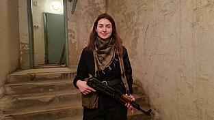 Yaryna Arieva mit Waffe. Yaryna Arieva mit Waffe.