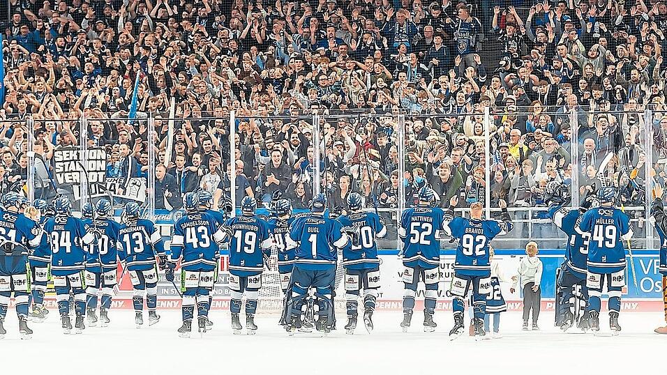 So oft kommt es selbst für die in den letzten Jahren doch erfolgsverwöhnten Tigers und ihren Anhang nicht vor, dass man sich über die Tabellenführung freuen darf. Der Jubel nach dem 3:1 am Freitagabend gegen die Ingolstadt Panther fiel deshalb ein bisschen ausgiebiger aus. So oft kommt es selbst für die in den letzten Jahren doch erfolgsverwöhnten Tigers und ihren Anhang nicht vor, dass man sich über die Tabellenführung freuen darf. Der Jubel nach dem 3:1 am Freitagabend gegen die Ingolstadt Panther fiel deshalb ein bisschen ausgiebiger aus.