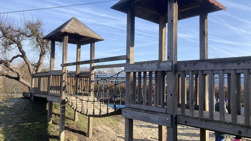 Das derzeitige Spielgerät ist schon altersschwach und deutlich ramponiert, deshalb soll Ersatz angeschafft werden. Das derzeitige Spielgerät ist schon altersschwach und deutlich ramponiert, deshalb soll Ersatz angeschafft werden.