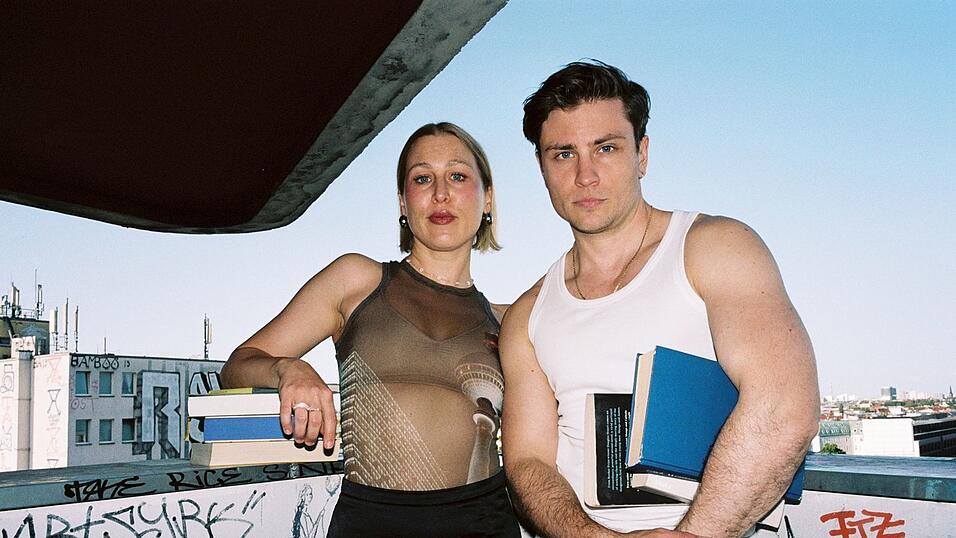 Jannik Schümann und Kara Wolf präsentieren ihren Buchclub «Zwischen Kotti und Kapiteln» als Podcast.