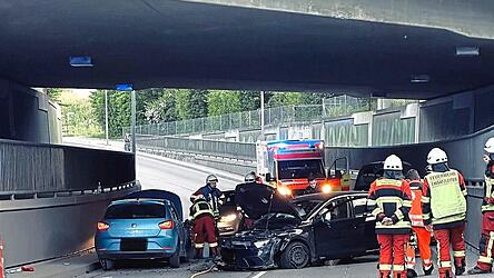 Auf der Thalbacherstra&szlig;e ist es am Samstag in den fr&uuml;hen Morgenstunden im Bereich der Unterf&uuml;hrung zu einem Zusammensto&szlig; zweier Autos gekommen.