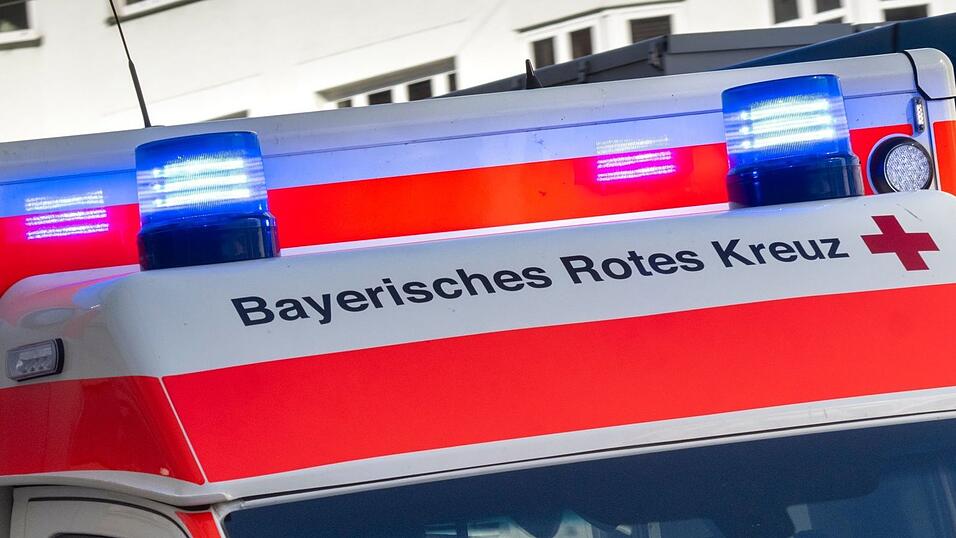 Die Einsatzkräfte reanimierten den Beifahrer. (Symbolbild) Die Einsatzkräfte reanimierten den Beifahrer. (Symbolbild)