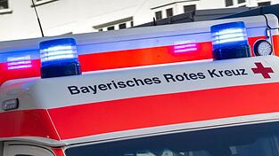 Die Einsatzkräfte reanimierten den Beifahrer. (Symbolbild) Die Einsatzkräfte reanimierten den Beifahrer. (Symbolbild)