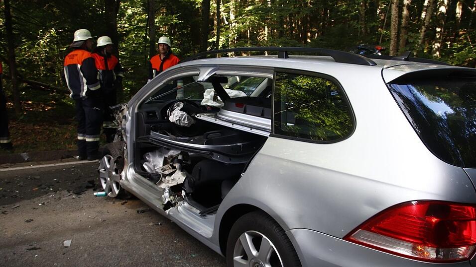 Eine ausgefahrene Stütze eines Kranwagens hat am Dienstagnachmittag in Grattersdorf einen schweren Unfall ausgelöst. Dabei wurden drei Menschen verletzt. Eine ausgefahrene Stütze eines Kranwagens hat am Dienstagnachmittag in Grattersdorf einen schweren Unfall ausgelöst. Dabei wurden drei Menschen verletzt.