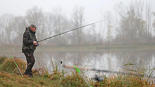 Ein Angler entdeckte Munition im Wasser. (Symbolbild) Ein Angler entdeckte Munition im Wasser. (Symbolbild)