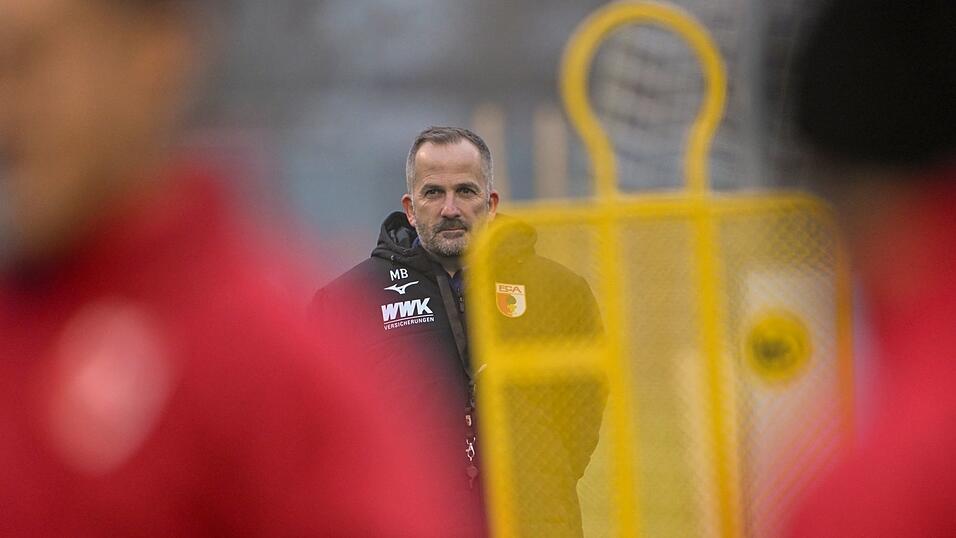 Manuel Baum hat beim FC Augsburg alles im Blick. (Archivbild)