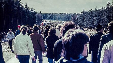 Hunderttausende demonstrieren im April 1986 am Bauzaun. Keine zwei Wochen sp&auml;ter mobilisiert Tschernobyl die Massen und sorgt f&uuml;r Ausschreitungen an Pfingsten.