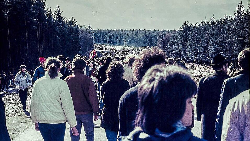 Hunderttausende demonstrieren im April 1986 am Bauzaun. Keine zwei Wochen später mobilisiert Tschernobyl die Massen und sorgt für Ausschreitungen an Pfingsten. Hunderttausende demonstrieren im April 1986 am Bauzaun. Keine zwei Wochen später mobilisiert Tschernobyl die Massen und sorgt für Ausschreitungen an Pfingsten.