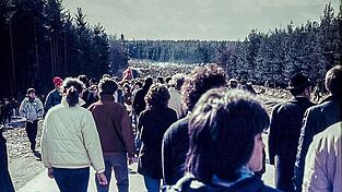 Hunderttausende demonstrieren im April 1986 am Bauzaun. Keine zwei Wochen sp&auml;ter mobilisiert Tschernobyl die Massen und sorgt f&uuml;r Ausschreitungen an Pfingsten.