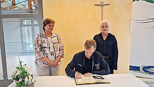 Rennsportlegende Walter R&ouml;hrl trug sich im Beisein von B&uuml;rgermeisterin Barbara Haimerl und MAC-Gesch&auml;ftsf&uuml;hrerin Eveline Sch&ouml;nleber ins Goldene Buch der Gemeinde Wald ein.