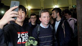 Bernd Lucke verlässt nach der verhinderten Vorlesung den Hörsaal.