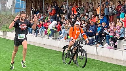 Der Gewinner des Volksfestlaufes Stefano De Nicola nach 17 Minuten und sechs Sekunden beim Zieleinlauf.