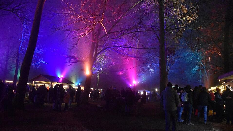 Die Besucher hatten als Dach über dem Adventsmarkt die farbig beleuchteten Kronen der Laubbäume. Die Besucher hatten als Dach über dem Adventsmarkt die farbig beleuchteten Kronen der Laubbäume.