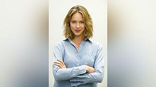 Lisa Bitter wurde 1984 in Erlangen geboren, sie lebt in München. Neben ihrer Rolle als Ermittlerin Johanna Stern im SWR-'Tatort' an der Seite von Ulrike Folkerts ist die Schauspielerin derzeit auch in der launigen Münchner Gerichts-Serie 'Der Beischläfer' (Amazon Prime) zu sehen. Lisa Bitter wurde 1984 in Erlangen geboren, sie lebt in München. Neben ihrer Rolle als Ermittlerin Johanna Stern im SWR-'Tatort' an der Seite von Ulrike Folkerts ist die Schauspielerin derzeit auch in der launigen Münchner Gerichts-Serie 'Der Beischläfer' (Amazon Prime) zu sehen.