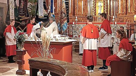 Festgottesdienst in der Wallfahrtskirche Haindling mit Pfarrvikar John Varghese am Altar