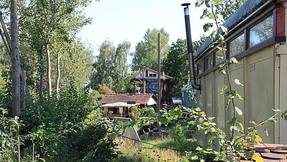 Die Natur holt sich ihren Lebensraum zur&uuml;ck: Alte Bahnwaggons erinnern noch an die industriegepr&auml;gte Vergangenheit des ehemaligen Bahngel&auml;ndes.