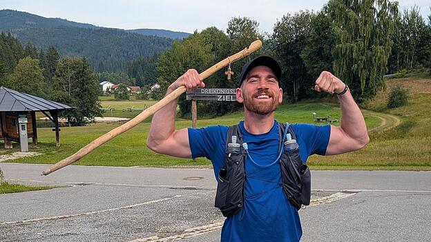 Als „Bayerwald Coach“ ist Kevin Kronschnabl in der Region bekannt. Bei seinem jüngsten Projekt wollte er in 100 Stunden schlaflos durch den Bayerischen Wald. Darüber hat er nun auch ein Buch geschrieben. Als „Bayerwald Coach“ ist Kevin Kronschnabl in der Region bekannt. Bei seinem jüngsten Projekt wollte er in 100 Stunden schlaflos durch den Bayerischen Wald. Darüber hat er nun auch ein Buch geschrieben.