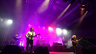 Rocknostalgie pur boten Les Holroyd (rechts vorne) und sein Barclay James Harvest-Ableger am Donnerstag auf der Schwedenwiese. Rocknostalgie pur boten Les Holroyd (rechts vorne) und sein Barclay James Harvest-Ableger am Donnerstag auf der Schwedenwiese.