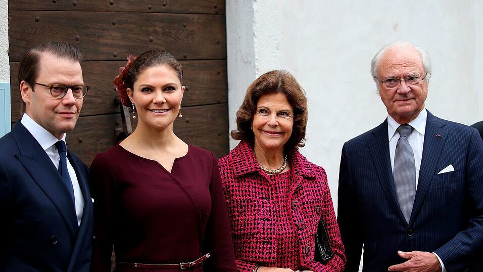 Die schwedische Königsfamilie - hier (v.l) Prinz Daniel, Kronprinzessin Victoria, Königin Silvia und König Carl XVI. Gustaf - kommt geschlossen zum Begräbnis nach Oslo. (Archivbild) Die schwedische Königsfamilie - hier (v.l) Prinz Daniel, Kronprinzessin Victoria, Königin Silvia und König Carl XVI. Gustaf - kommt geschlossen zum Begräbnis nach Oslo. (Archivbild)