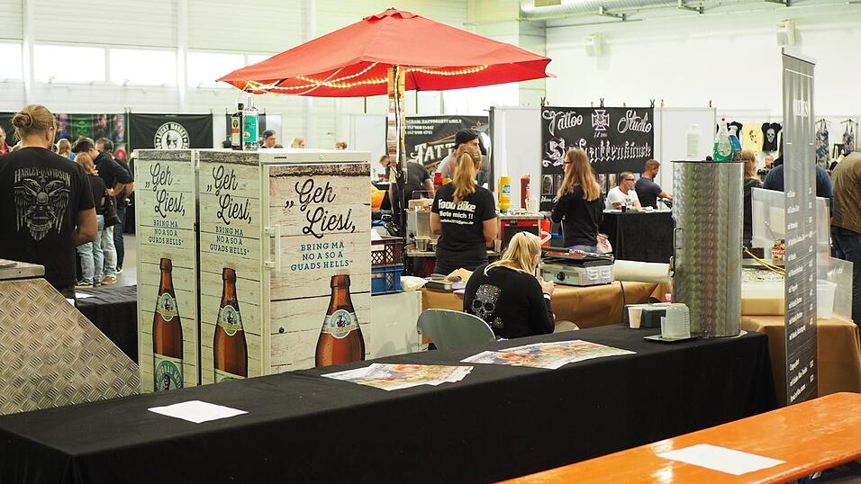 Rund 40 Aussteller und etwa 90 Tattoo-Künstler sind auf der Tattoo Convention in Straubing vertreten. Rund 40 Aussteller und etwa 90 Tattoo-Künstler sind auf der Tattoo Convention in Straubing vertreten.