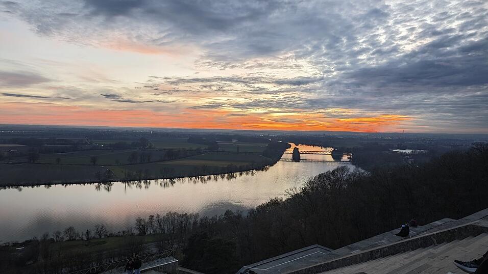 Die Walhalla bietet einen einmaligen Blick, doch die Stufen und Abs&auml;tze sind gef&auml;hrlich hoch.