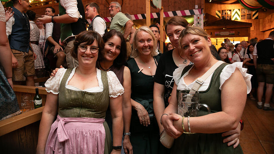 Die Partybilder vom Dienstag, 12. August, aus dem Festzelt Weckmann. Die Partybilder vom Dienstag, 12. August, aus dem Festzelt Weckmann.