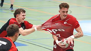 Es wird gezupft, es wird gezerrt - bis dato jedoch vergeblich. Und auch gegen den TSV Haunstetten wollen Neuzugang Dario Petrovski (rechts) und seine TG-Teamkollegen sich nicht von Textilproben aus dem Rhythmus bringen lassen und den dritten Erfolg am Stück eintüten.