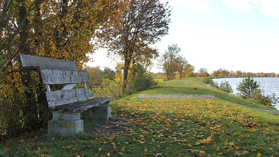 Eine einsame Bank steht auf dem Damm hinter dem Kiefenholzer Sportplatz. Früher standen dort mehrere Bänke in regelmäßigen Abständen - die sind aber über die Jahre verschwunden. Die Kiefenholzer wünschen sich wieder mehr davon. Eine einsame Bank steht auf dem Damm hinter dem Kiefenholzer Sportplatz. Früher standen dort mehrere Bänke in regelmäßigen Abständen - die sind aber über die Jahre verschwunden. Die Kiefenholzer wünschen sich wieder mehr davon.