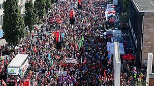 Allein 20.000 Menschen zogen nach Polizeiangaben bei verschiedenen Demonstrationszügen durch Nürnberg. Allein 20.000 Menschen zogen nach Polizeiangaben bei verschiedenen Demonstrationszügen durch Nürnberg.