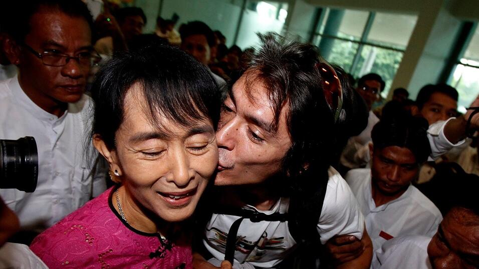 Ein Bild aus besseren Tagen: Aung San Suu Kyi im Jahr 2011 mit ihrem Sohn Kim Aris. Ein Bild aus besseren Tagen: Aung San Suu Kyi im Jahr 2011 mit ihrem Sohn Kim Aris.