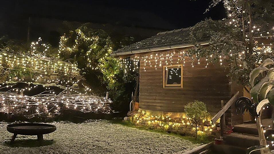 An der Feuerschale versammeln sich oft Freunde und Bekannte der Heinrichs.