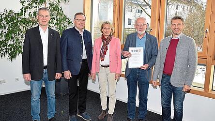 &Uuml;ber den Fortschritt freuen sich Dipl. Ing. Michael R&auml;biger (2.v.r., Corwese GmbH) owie die B&uuml;rgermeister Thomas Huber (v.l.), Georg Spornraft-Penker (Vilsheim), Birgit Gatz und Max Kofler (Eching).