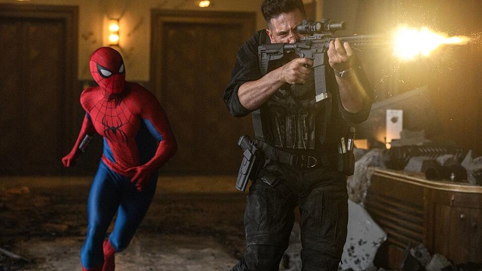Tom Holland als Spider-Man und Jon Bernthal als Punisher in einer Szene des Films &laquo;Spider-Man: Brand New Day&raquo;.