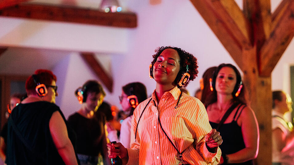 Besucher tanzten bei der &bdquo;Silent Disco&ldquo; am Silicon-Vilstal-Festival zu Musik, die nur auf ihren Kopfh&ouml;rern lief.
