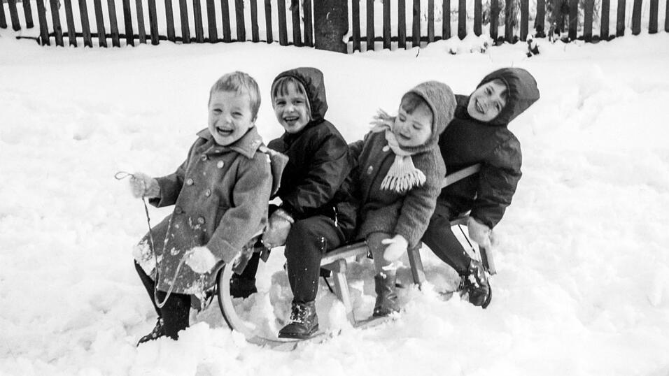 Oberbürgermeisterin Gertrud Maltz-Schwarzfischer (Zweite von links) mit drei der insgesamt vier Geschwister beim Schlittenfahren. Die Aufnahme stammt vermutlich aus dem Jahr 1965. Oberbürgermeisterin Gertrud Maltz-Schwarzfischer (Zweite von links) mit drei der insgesamt vier Geschwister beim Schlittenfahren. Die Aufnahme stammt vermutlich aus dem Jahr 1965.