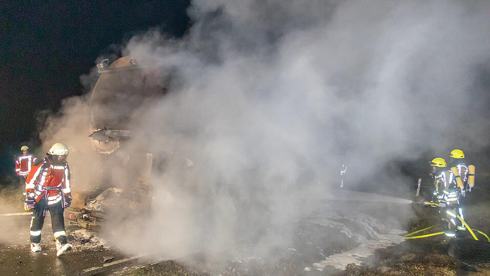 Am sp&auml;ten Dienstagabend brannte bei Hengersberg ein Lastwagen.