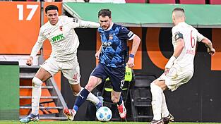 Wer wird's? Noahkai Banks (l) oder Jeffrey Gouweleeuw (r) beginnen am Freitag f&uuml;r Augsburg. (Archivbild)