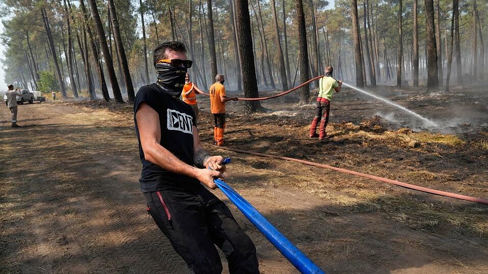 Bei ihren Löscharbeiten wird die Feuerwehr in Frankreich von Anwohnern, Landwirten und weiteren Freiwilligen unterstützt. Bei ihren Löscharbeiten wird die Feuerwehr in Frankreich von Anwohnern, Landwirten und weiteren Freiwilligen unterstützt.