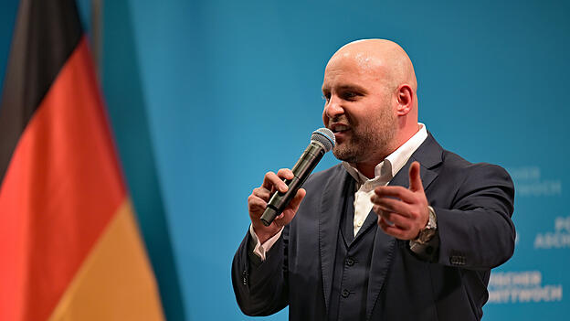 Markus Frohnmaier (AfD), Spitzenkandidat f&uuml;r das Amt des Ministerpr&auml;sidenten in Baden-W&uuml;rttemberg, spricht beim politischen Aschermittwoch der AfD Bayern. +++ dpa-Bildfunk +++
