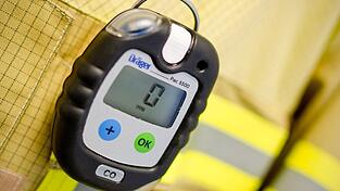 Mit einer Kohlenmonoxid-Vergiftung kommen die beiden ins Krankenhaus. (Symbolbild)