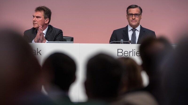 Osram-Finanzvorstand Klaus Patzak (l) und der Osram-Vorstandsvorsitzende Olaf Berlien unterhalten sich am 16.02.2016 w&auml;hrend der Hauptversammlung der Osram Licht AG im Internationalen Congress Center M&uuml;nchen (ICM) in M&uuml;nchen (Bayern).