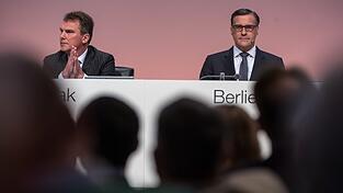 Osram-Finanzvorstand Klaus Patzak (l) und der Osram-Vorstandsvorsitzende Olaf Berlien unterhalten sich am 16.02.2016 w&auml;hrend der Hauptversammlung der Osram Licht AG im Internationalen Congress Center M&uuml;nchen (ICM) in M&uuml;nchen (Bayern).