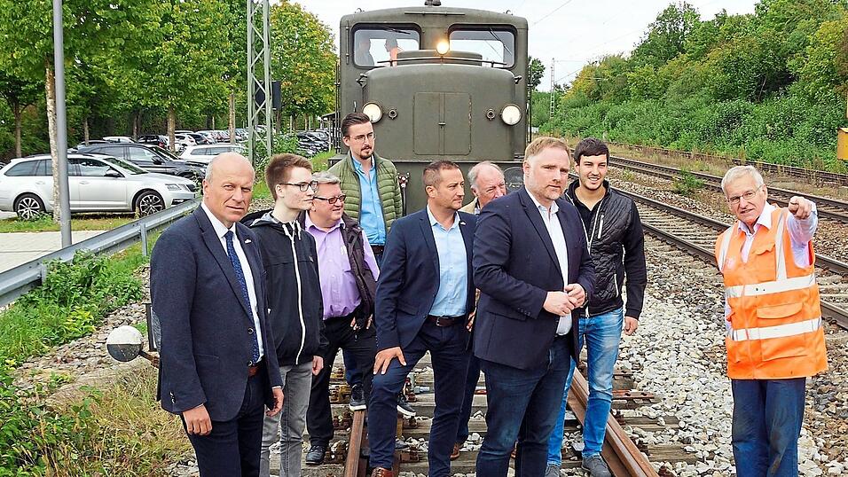 Wohin führt der Weg? Wolfgang Treppesch (rechts) von der Eisenbahninitiative 'Lokalbahn Schierling - Langquaid' erläuterte dem Bundestagsabgeordneten Peter Aumer (3. von rechts) und Mitgliedern des CSU-Ortsvorstandes die Ausbauarbeiten an den Gleisen. Wohin führt der Weg? Wolfgang Treppesch (rechts) von der Eisenbahninitiative 'Lokalbahn Schierling - Langquaid' erläuterte dem Bundestagsabgeordneten Peter Aumer (3. von rechts) und Mitgliedern des CSU-Ortsvorstandes die Ausbauarbeiten an den Gleisen.